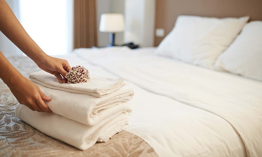 Revisión de las habitaciones de hotel antes de recibir nuevos huéspedes