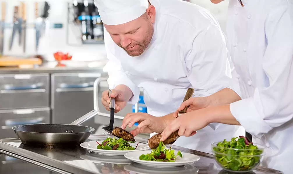 Chef emplatando plato para servir en su restaurante