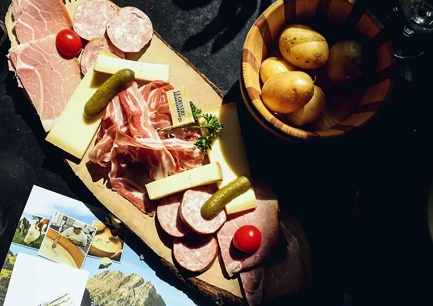 Jamones y patatas en tapas
