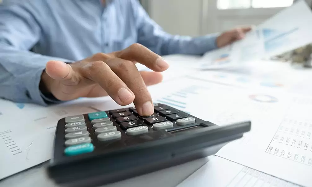 Responsable de restauración lleva la contabilidad diaria para un bar