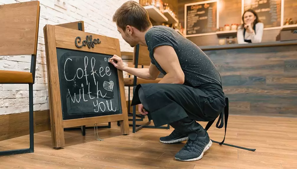 Cómo escribir en una pizarra de bar