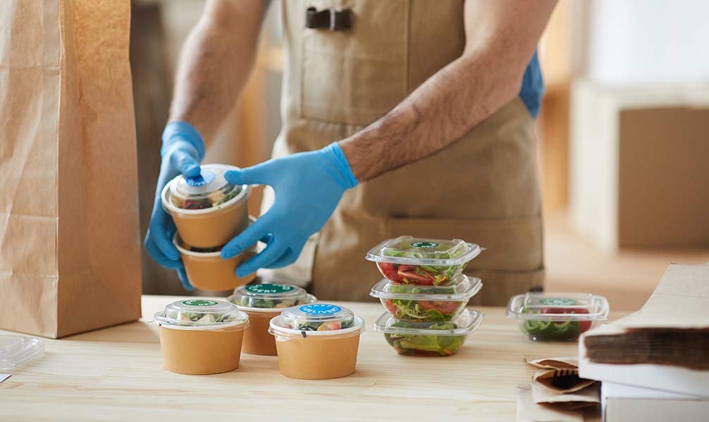 Packaging para comida a domicilio envasada en recipientes rPET y cartón kraft con tapa rPET