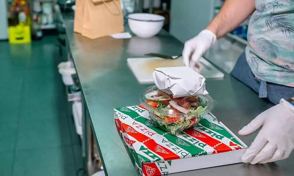 Preparación de pedidos cocina fantasma para su reparto