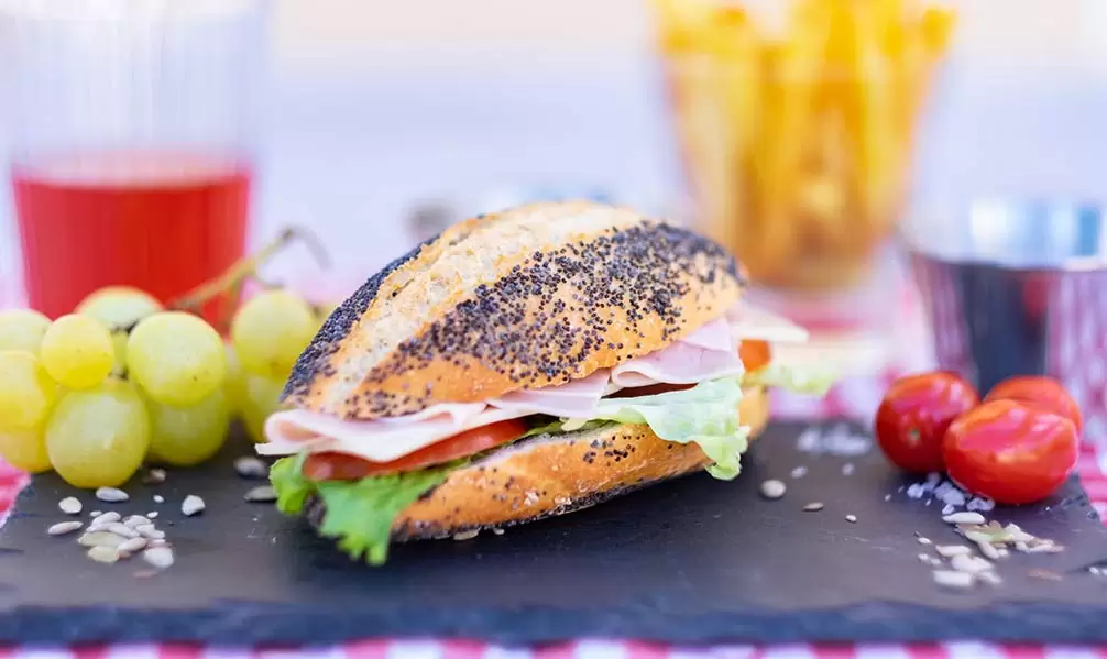 Presentación de bocadillo con plato pizarra