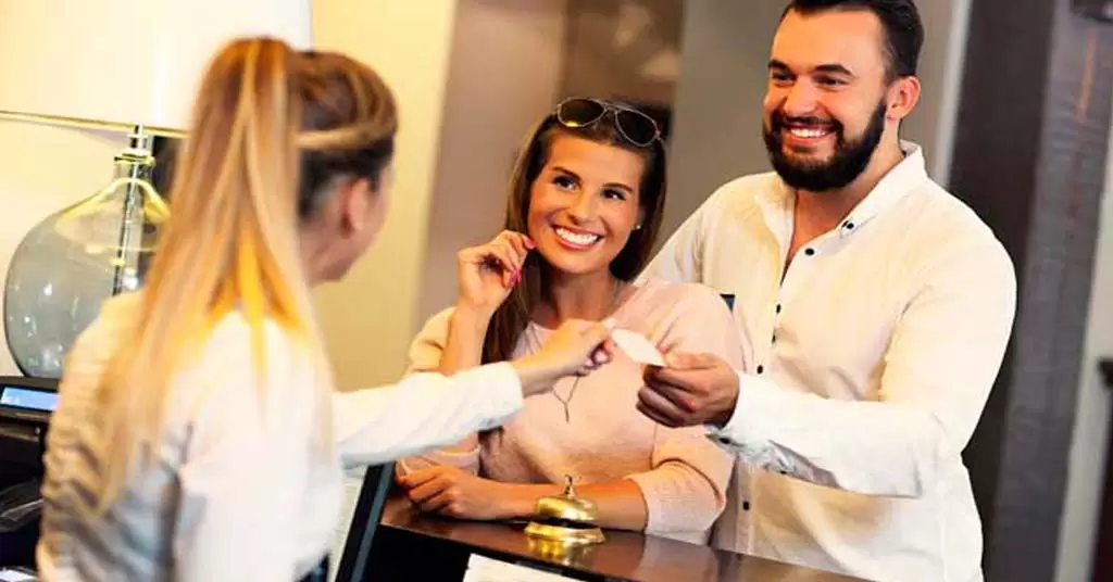 Clientes satisfechos hacen check out en el hotel