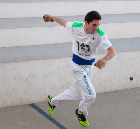 José Vicente "Sofurk" Pérez jugando a pilota valenciana con la equipación de Monouso