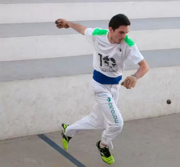 José Vicente "Sofurk" Pérez jugando a pilota valenciana con la equipación de Monouso