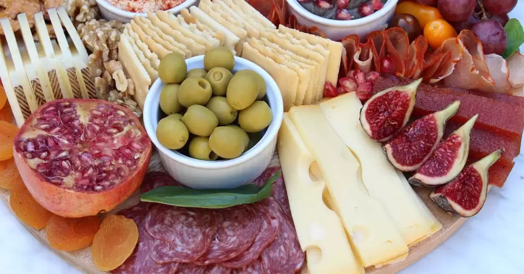 tabla-quesos-y-embutidos-aceitunas