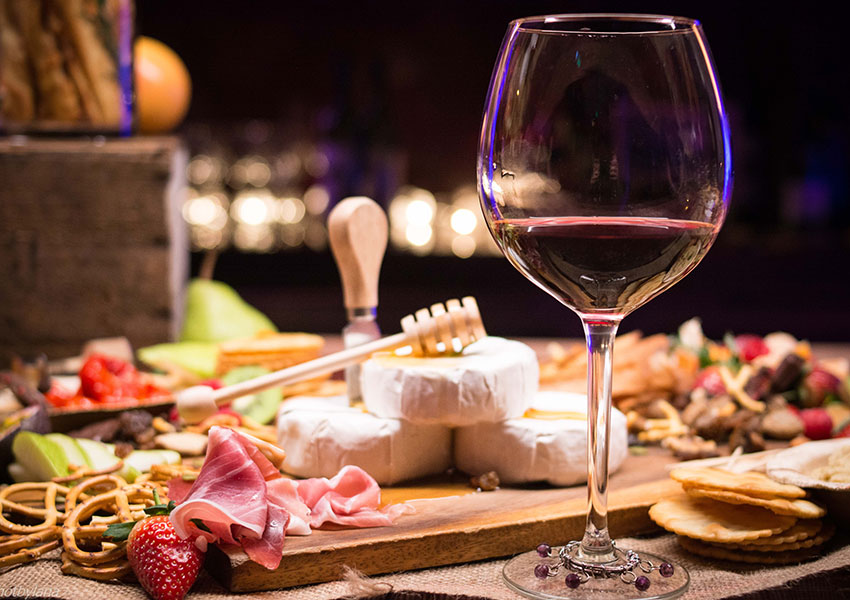 Copas de vino tinto con tapas