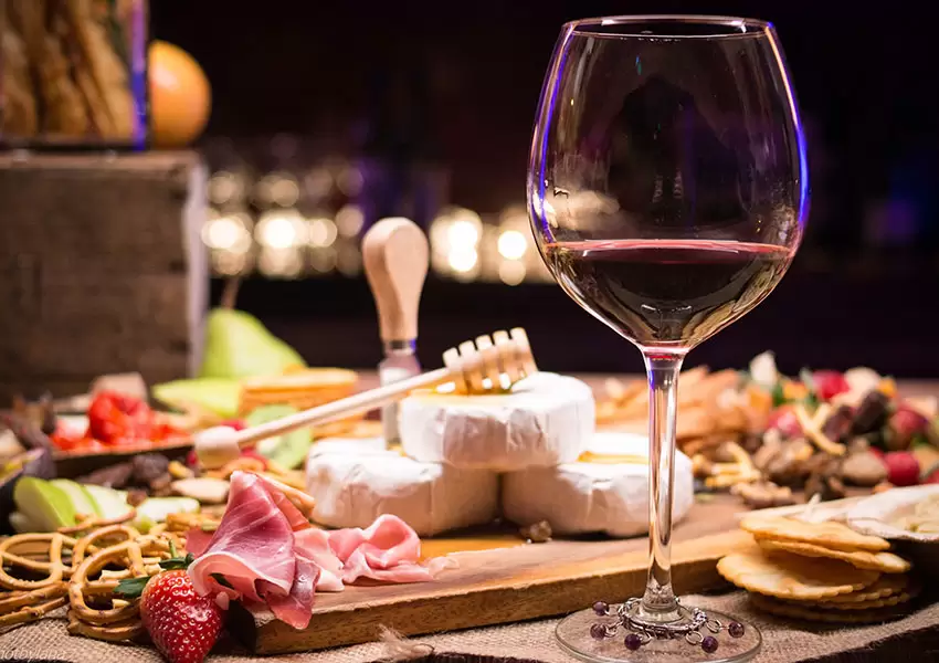 Copas de vino tinto con tapas