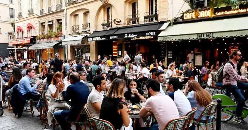 Un lugar con mucha afluencia de clientes es un buen sitio donde poner un restaurante de comida rápida o de tapas