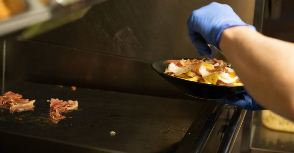 ¿Cómo limpiar una plancha de cocina industrial correctamente?